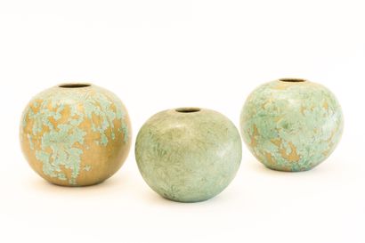 null Serafino FERRARO (1939-2017). 
Trois vases boules en céramique à décor de cristallisations...