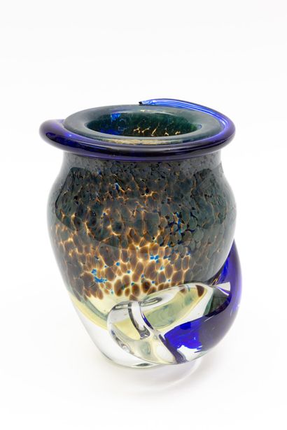 null Jean-Claude NOVARO (1943-2015).
Vase in speckled glass, ringed with blue inclusions...