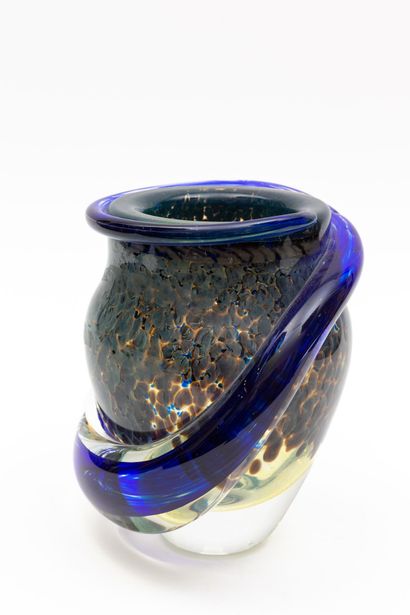 null Jean-Claude NOVARO (1943-2015).
Vase en verre moucheté, cerclé à inclusions...