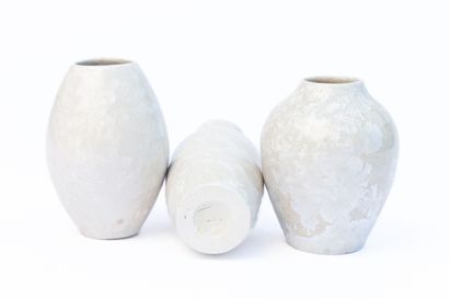 null Serafino FERRARO (1939-2017). 
Trois petits vases en céramique à décor de cristallisations...