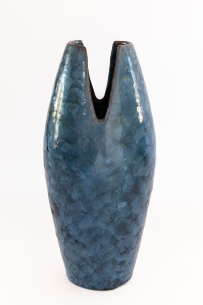 null Serafino FERRARO (1939-2017). 
Vase ovoïde, le col à double ouverture incisée...