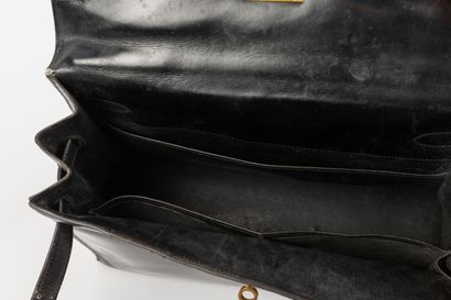 null HERMES, Paris. 
Sac "Kelly" 32 cm sellier en veau box noir, garniture en métal...