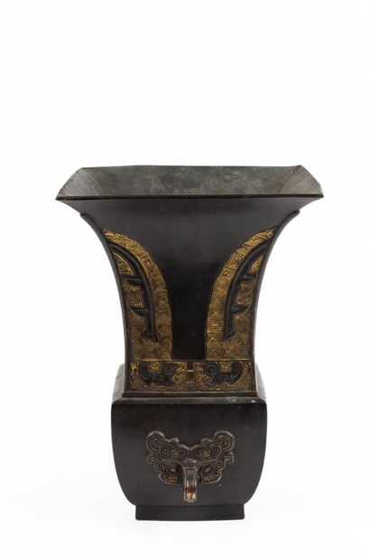 null CHRISTOFLE & Cie.
Bronze vase of archaic form with brown and gold patina, in...