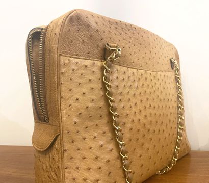 null CHANEL, Paris.
Shopping bag in natural ostrich.
Double chain intertwined with...
