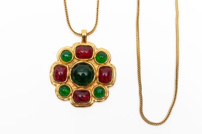 null CHANEL.
Gold-plated metal necklace and its large pendant paved with cabochons...
