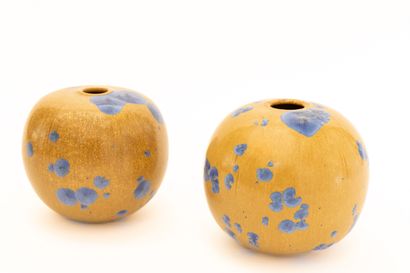 null Serafino FERRARO (1939-2017). 
Deux vases boules en céramique à décor de cristallisations...