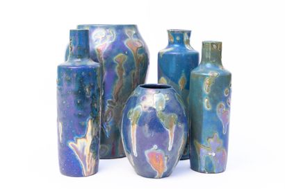 null Serafino FERRARO (1939-2017). 
Cinq vases en céramique à décor de coulures beiges...