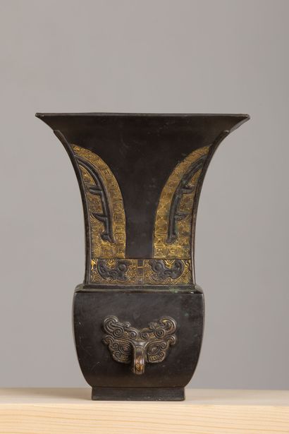 null CHRISTOFLE & Cie.
Vase en bronze de forme archaïsante à patine brune et or,...