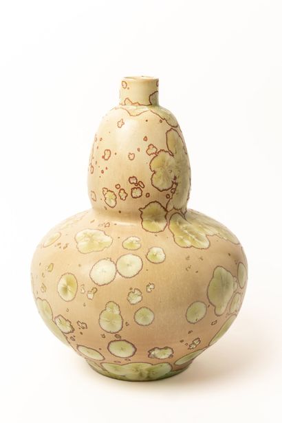 null Serafino FERRARO (1939-2017). 
Vase de forme coloquinte en céramique à décor...