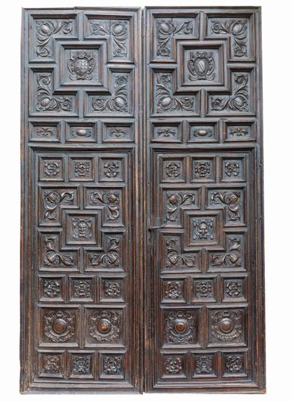 null Important double door of manor or porch, in carved wood with decoration of reserves.
It...