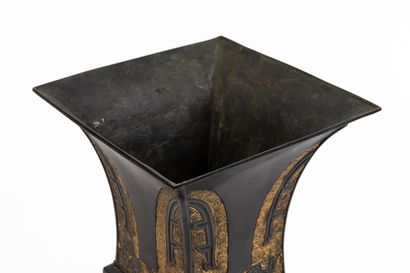 null CHRISTOFLE & Cie.
Bronze vase of archaic form with brown and gold patina, in...