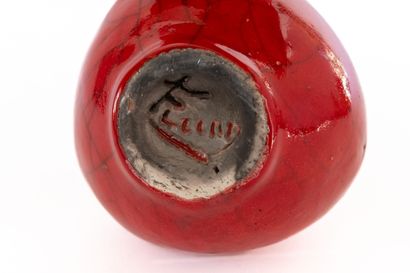 null Serafino FERRARO (1939-2017). 
Red enamelled raku chicken.
Signed.
H_15 cm