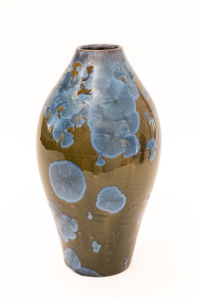 null Serafino FERRARO (1939-2017). 
Ceramic ovoid vase decorated with blue metallic...