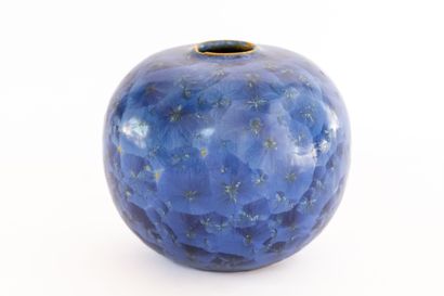 null Serafino FERRARO (1939-2017). 
Ceramic ball vase decorated with blue metallic...
