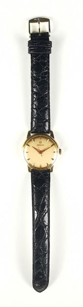 null OMEGA.
Man's wristwatch in yellow gold.
Dial with copper background.
Index baton.
Mechanical...