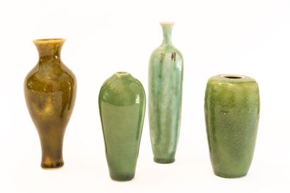 null Serafino FERRARO (1939-2017). 
Quatre vases en céramique émaillée vert olive...