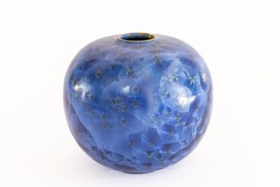null Serafino FERRARO (1939-2017). 
Ceramic ball vase decorated with blue metallic...