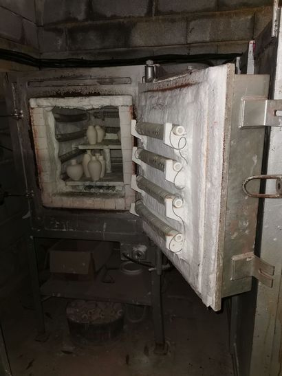 null Ceramic baking oven.
Exterior dimensions:
H_162 cm W_95 cm D_122 cm 
Interior...