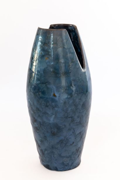null Serafino FERRARO (1939-2017). 
Ovoid vase, the neck with double incised opening...