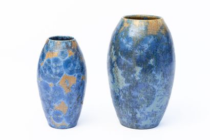 null Serafino FERRARO (1939-2017). 
Two ovoid ceramic vases decorated with blue metallic...