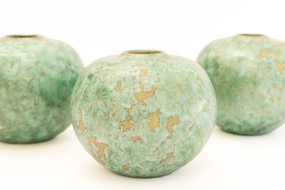 null Serafino FERRARO (1939-2017). 
Three ceramic vases with turquoise metallic crystallizations.
Signed.
H_8,5...