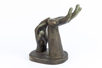 null Serafino FERRARO (1939-2017). 
Deux mains. 
Sculpture en céramique émaillée...