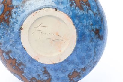 null Serafino FERRARO (1939-2017). 
Ceramic ball vase decorated with blue metallic...