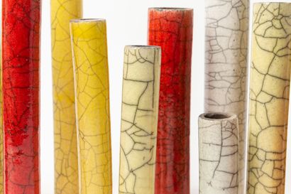 null Serafino FERRARO (1939-2017). 
Treize vases soliflores en raku rouge, jaune,...