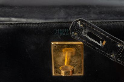 null HERMES, Paris. 
Sac "Kelly" 32 cm sellier en veau box noir, garniture en métal...