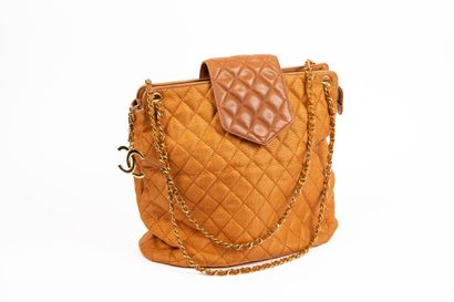 null CHANEL, Paris.
Shopping bag in woven canvas in cognac color. 
Inside brown lambskin,...