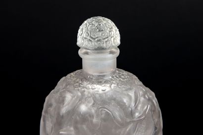 null R. LALIQUE for MOLINARD.
Perfume bottle in pressed patinated glass, model "Calendal".
The...