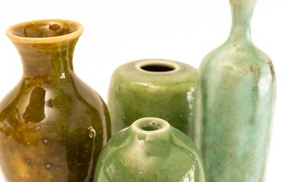 null Serafino FERRARO (1939-2017). 
Quatre vases en céramique émaillée vert olive...