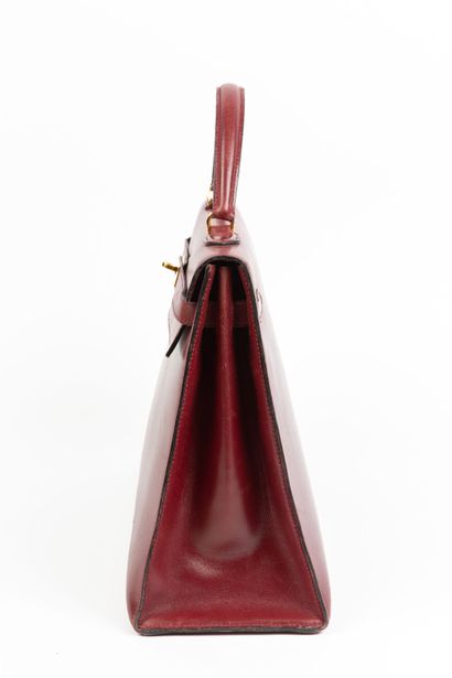 null HERMES, Paris.
Kelly" bag 35 cm in red box calf, gold-plated metal jewelry....