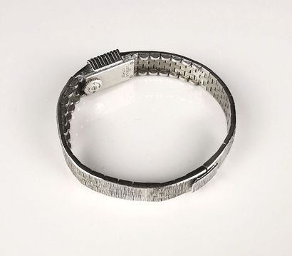 null PIAGET.
Montre bracelet de femme en or gris, le boîtier orné de dix diamants...