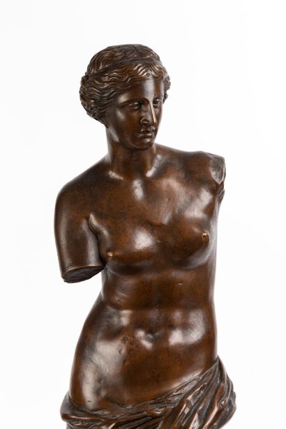 null D'après l'Antique. 
Vénus de Milo. 
Importante sculpture en bronze à patine...