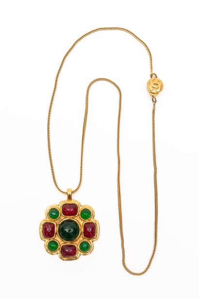 null CHANEL.
Gold-plated metal necklace and its large pendant paved with cabochons...