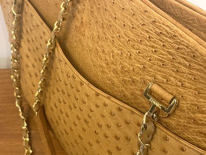 null CHANEL, Paris.
Shopping bag in natural ostrich.
Double chain intertwined with...