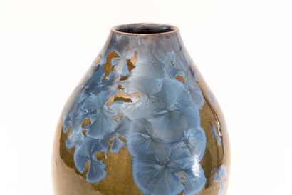 null Serafino FERRARO (1939-2017). 
Vase ovoïde en céramique à décor de cristallisations...