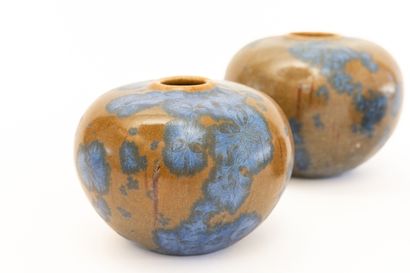 null Serafino FERRARO (1939-2017). 
Trois vases boules en céramique à décor de cristallisations...