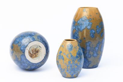 null Serafino FERRARO (1939-2017). 
Trois vases ovoïdes en céramique à décor de cristallisations...