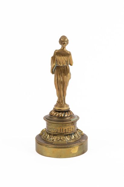 null E. THOMAS, Paris.
Pendule miniature formant presse-papier en bronze doré à décor...