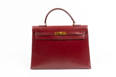 null HERMES, Paris.
Kelly" bag 35 cm in red box calf, gold-plated metal jewelry....
