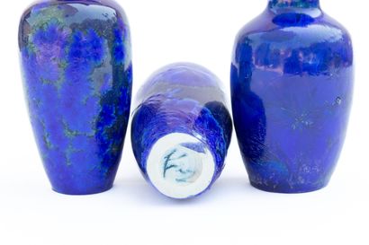 null Serafino FERRARO (1939-2017). 
Trois vases en céramique à décor de cristallisations...