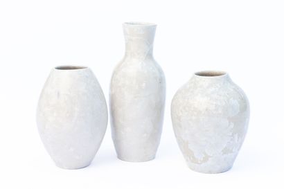 null Serafino FERRARO (1939-2017). 
Trois petits vases en céramique à décor de cristallisations...