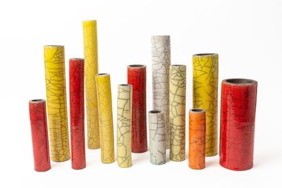 null Serafino FERRARO (1939-2017). 
Treize vases soliflores en raku rouge, jaune,...