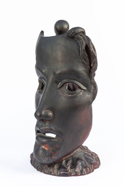 null Serafino FERRARO (1939-2017). 
Femme tenant un masque. 
Sculpture en céramique...
