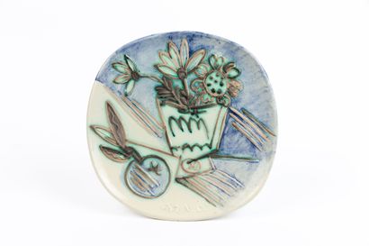 null Pablo PICASSO (1881-1973) and MADOURA.
Bouquet with apple.
Earthenware dish...