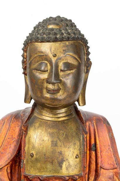 null CHINE, dynastie Ming (1368-1644).
Importante sculpture du bouddha Shakyamuni...