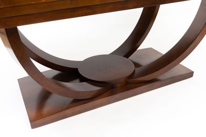 null Dining room table in varnished mahogany leaf veneer, the top opening and able...