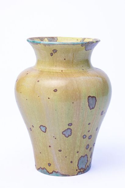 null Serafino FERRARO (1939-2017). 
Vase pansu à col évasé en céramique à décor de...